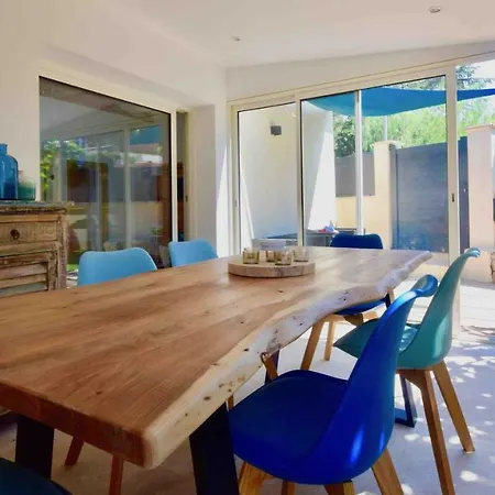 Charmante Maison Centre-ville Sainte-maxime, Plages A 2 Pas بيت للعطل *